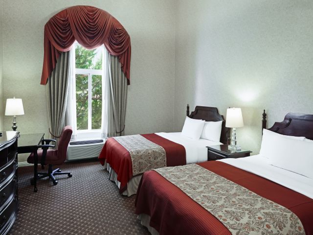 Ayres Lodge &amp; Suites Corona West 2 Queen Suite Bedroom