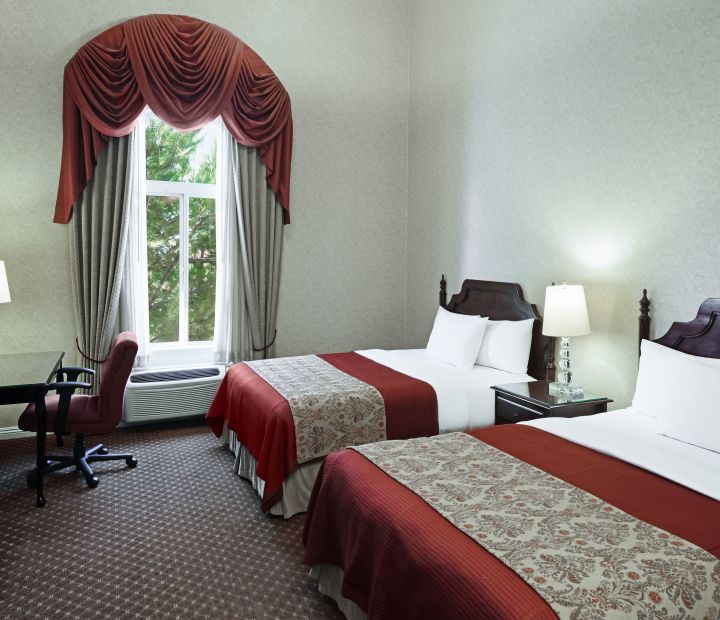 Ayres Lodge &amp; Suites Corona West 2 Queen Suite Bedroom